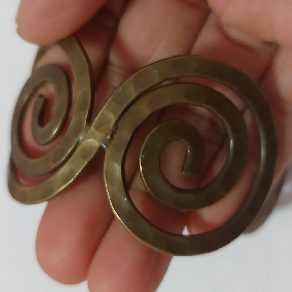 Vintage Minoan Swirls Hammered Brass Cuff Bracelet - Picture 5 of 9